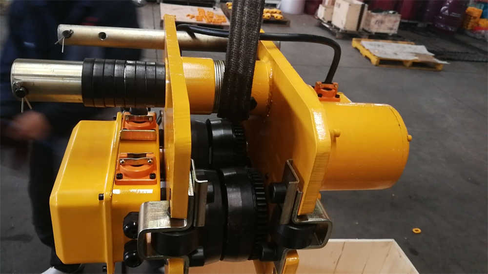 7.5 ton electric chain hoist is being assembled (3)