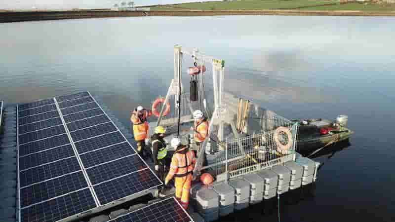 Reid gantry assists solar pontoon