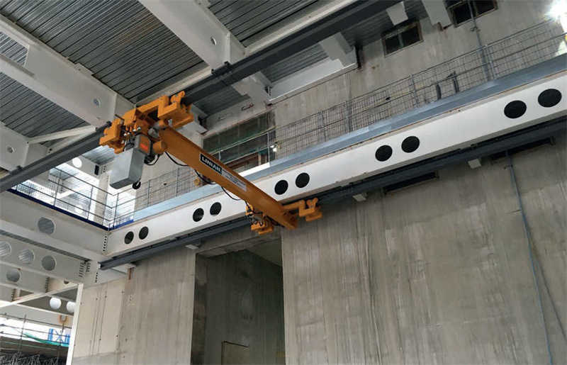 An overhead crane by Linian installed in a skyscraper construction site in London