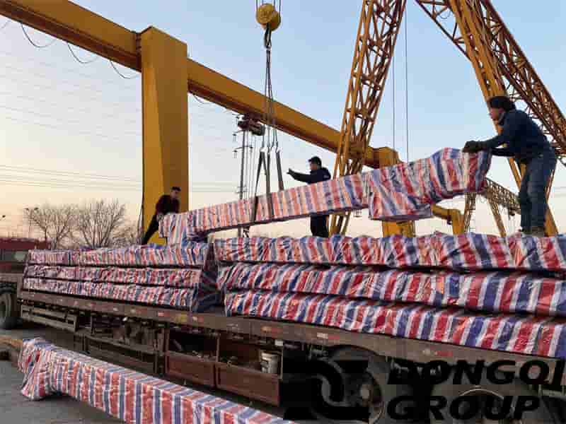 The gantry crane is sent to the port