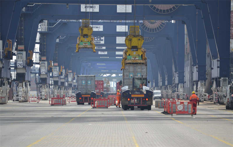 Quayside gantry crane helps set new efficiency record for UK port