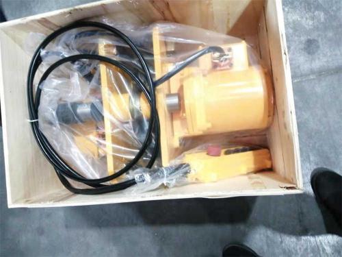 Electric-chain-hoist-into-wooden-box